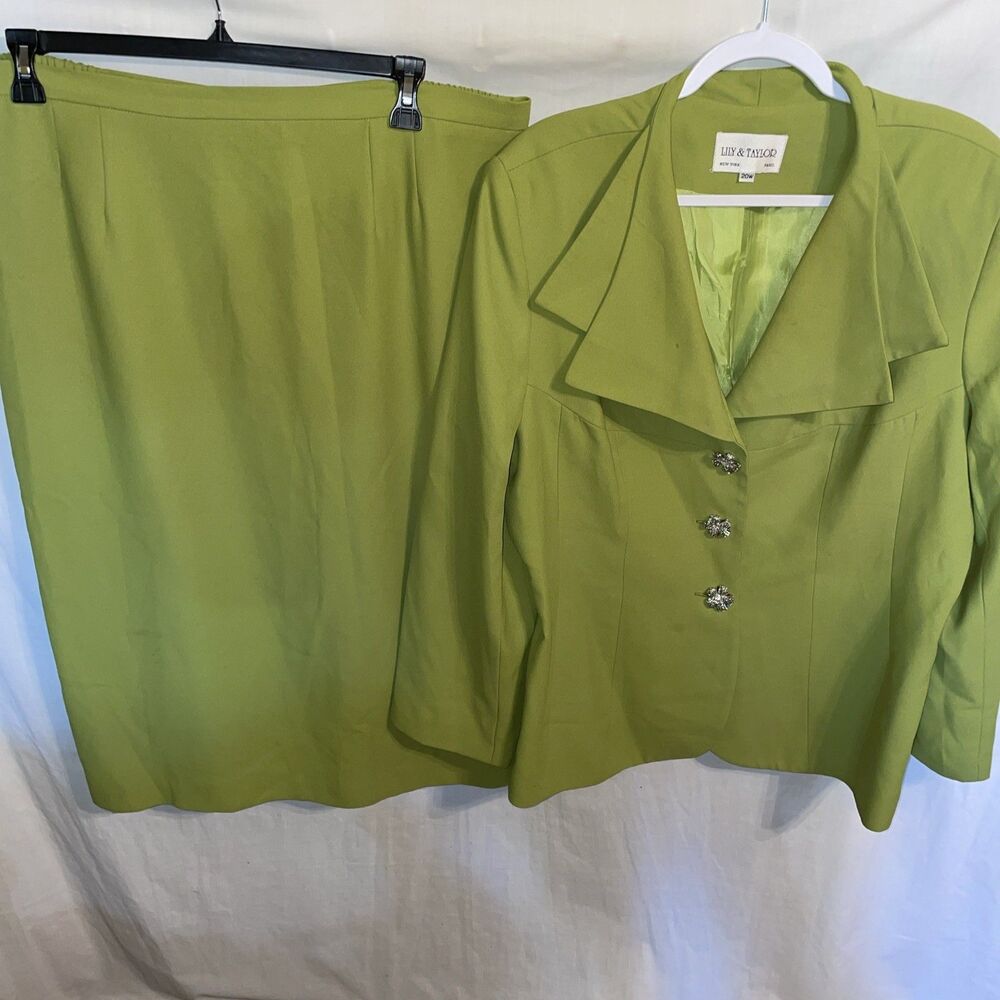 Lily & Taylor Women’s Skirt Suit Size 20W Green Business Going Out Party